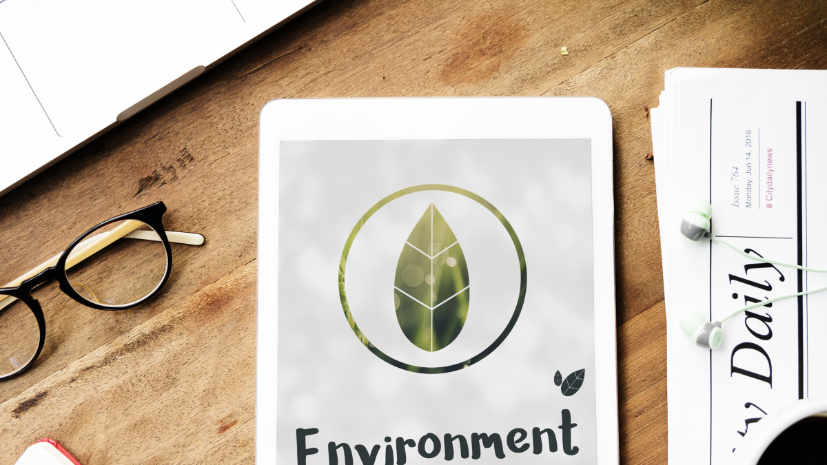 Une tablette présente un site basé sur l'environnement.