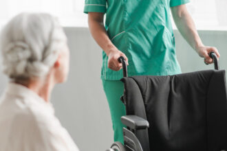 VAE aide-soignante : la voie rapide vers le DEAS pour les professionnels du terrain
