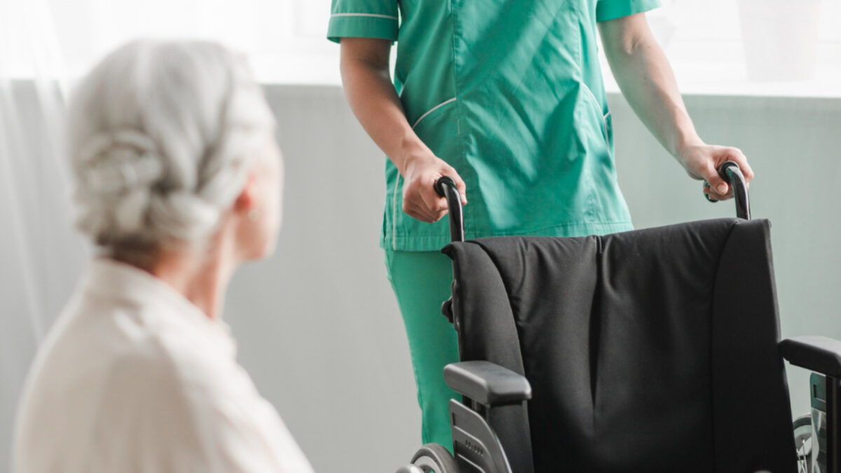 VAE aide-soignante : la voie rapide vers le DEAS pour les professionnels du terrain